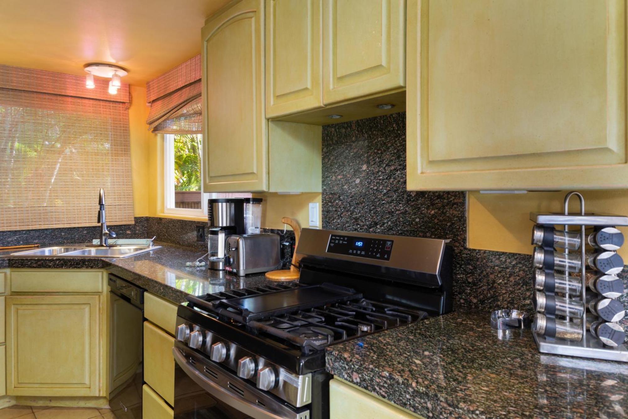 Plumeria Suite, 2-Bedrooms, Sleeps 6, Pool & Bbq, Pre-Renovation Summer Sale Kihei Luaran gambar