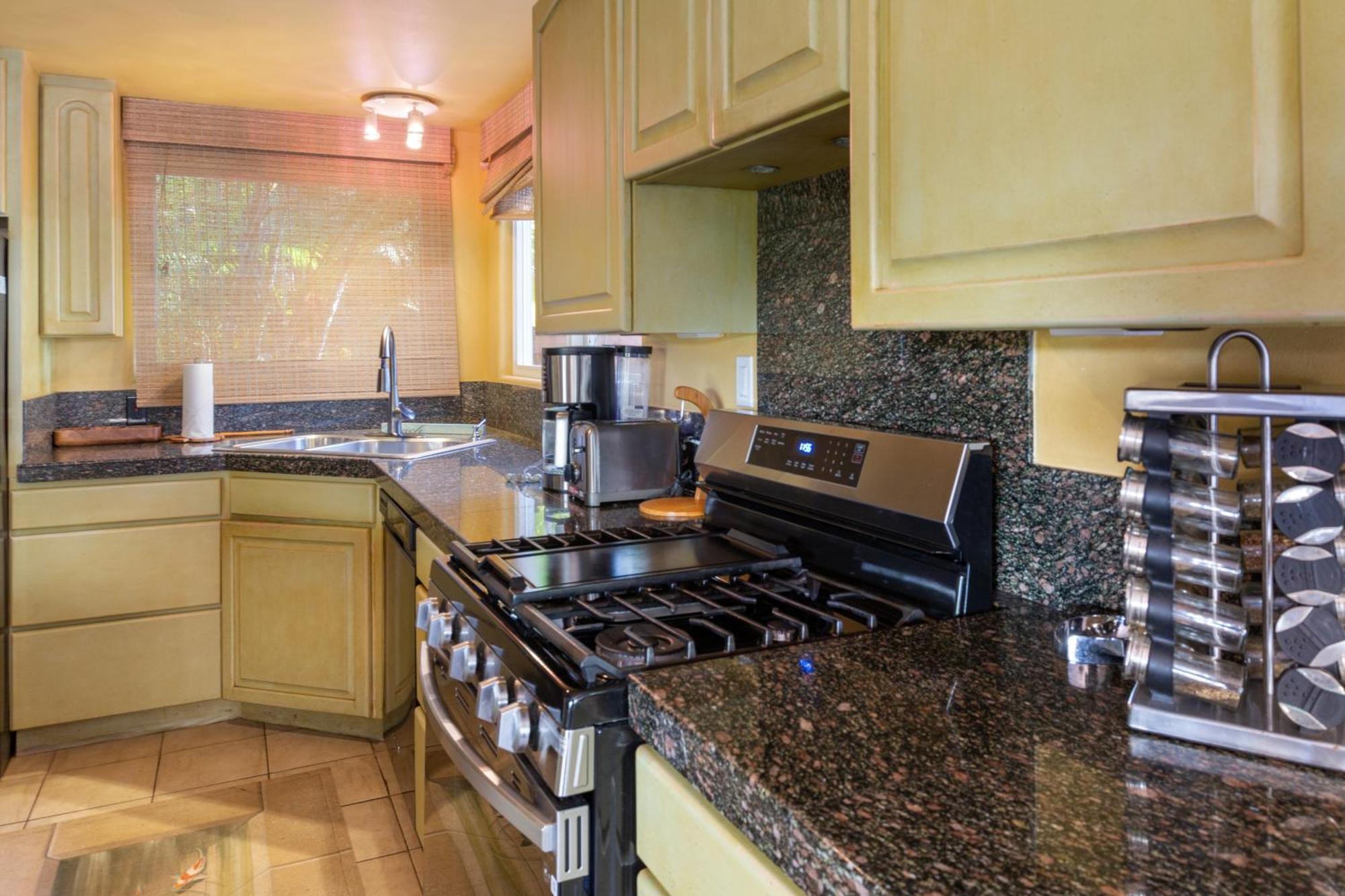 Plumeria Suite, 2-Bedrooms, Sleeps 6, Pool & Bbq, Pre-Renovation Summer Sale Kihei Luaran gambar